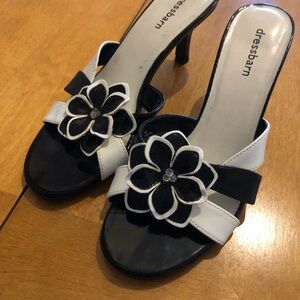 Fun summer shoe
Size 6